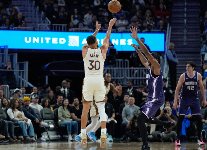 库里扳平三分+波杰反超三分！勇士拒西部倒二逆转 终结4连败仍第十|斯蒂芬·库里|国王|休斯敦火箭队|NBA常规赛|金州勇士队_新浪体育_新浪新闻